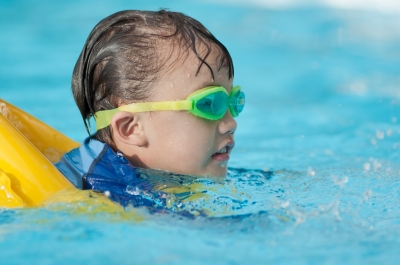 insegnare a nuotare ai bambini